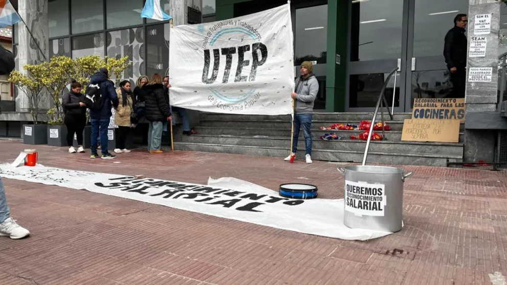 Organizaciones sociales reclamaron empleo y asistencia alimentaria frente al Ministerio de Desarrollo Humano - Reporte 1007