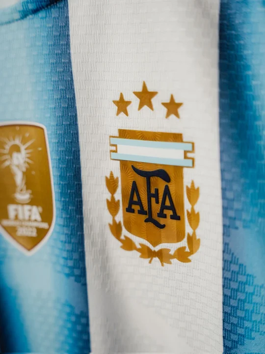 Se confirmaron las camisetas que utilizará la Selección argentina en la fase de grupos del Mundial 2026 - Reporte 1007